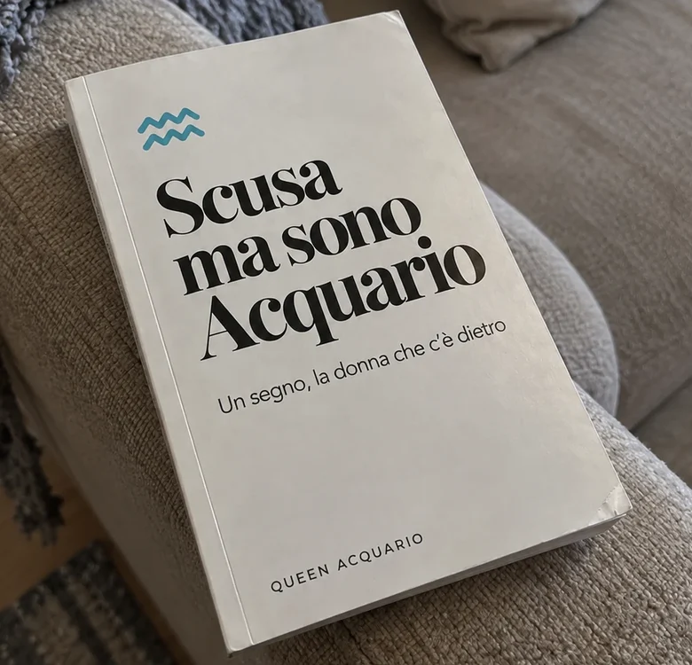 Il libro Scusa ma sono Acquario appoggiato sul bracciolo di un divano